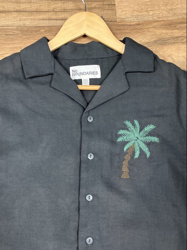 No Boundaries Men's Gray Tropical Embroidered Macaw Parrot Camp Shirt XS NWT