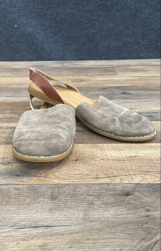 Born Iwa Grey Suede Slingback Flat Sandals Women's Size 8