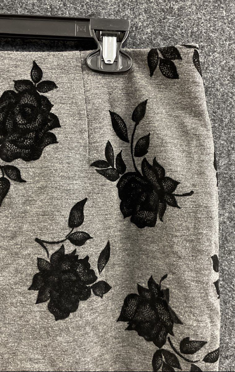 White House Black Market Women's Gray Flocked Floral Pencil Skirt Sz 12 NWT