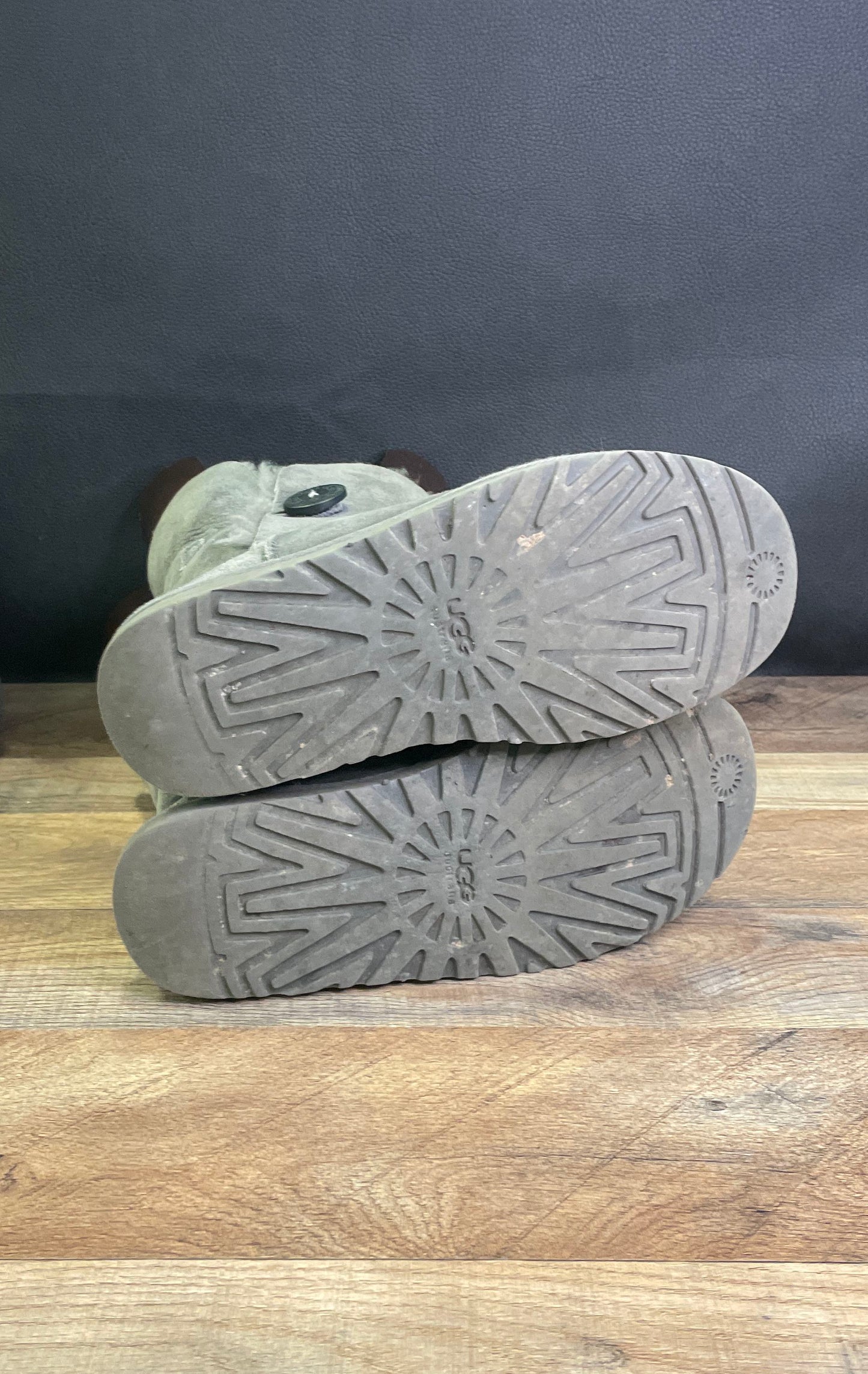 UGG Australia Bailey Button 5803 Grey Suede Sheepskin Boots Women's Size 8