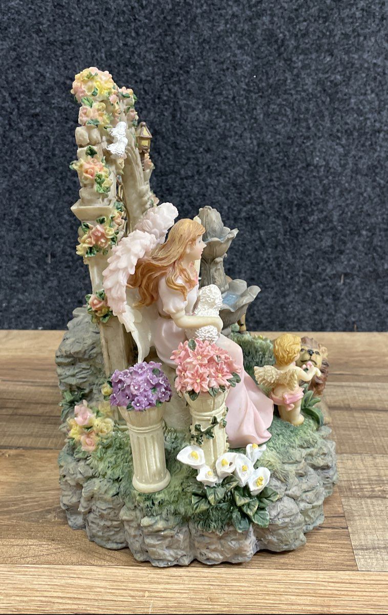 Vintage Classic Treasures Musical Angel Fountain Figurine Lion Lamb 9"H