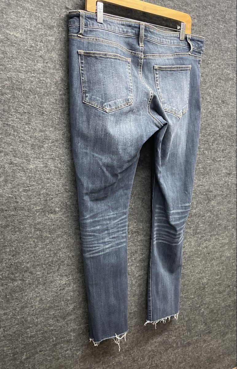 Daytrip Women's Blue Distressed Frayed Hem Jeans Sz 33 NWT