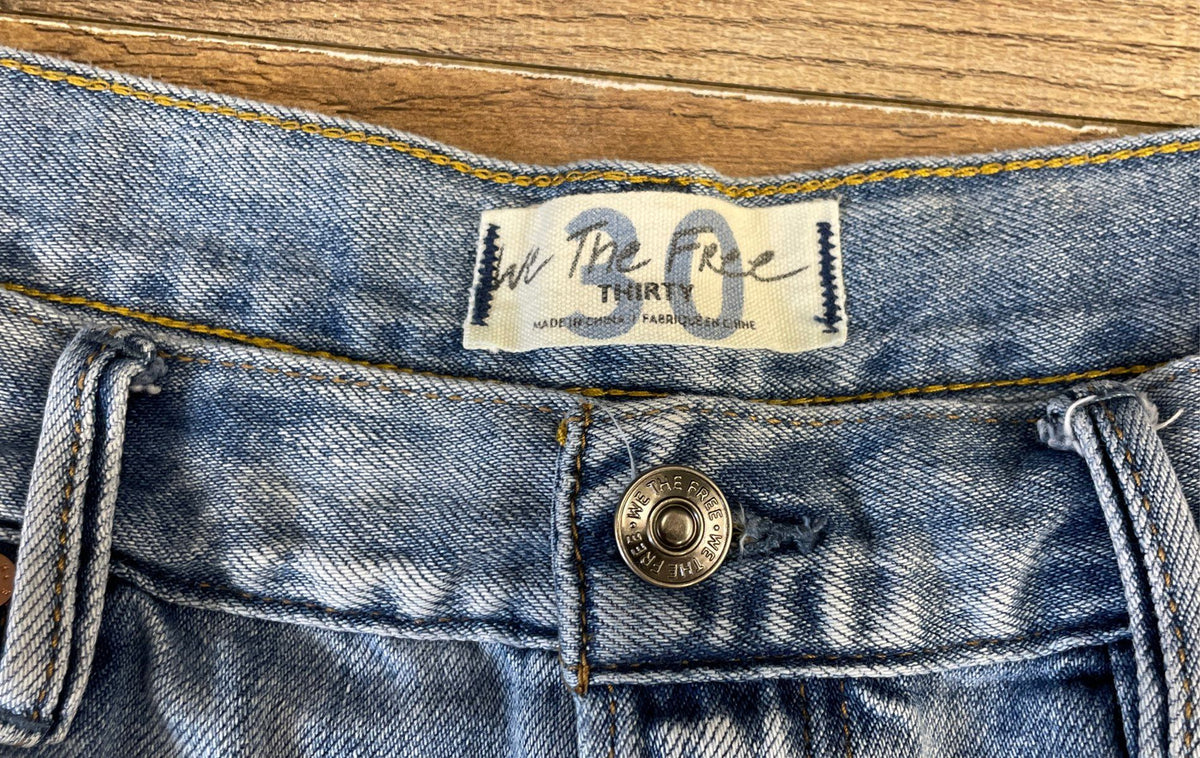 Free People We The Free Women's Light Wash Distressed Frayed Hem Shorts Sz 30