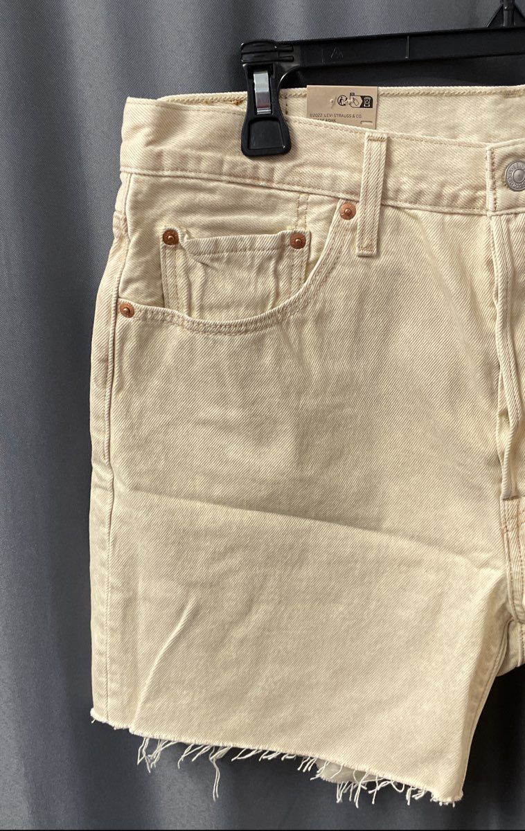Levi's Women's NWT 501 Mid-Thigh Shorts Tan High Rise Raw Hem Sz 33