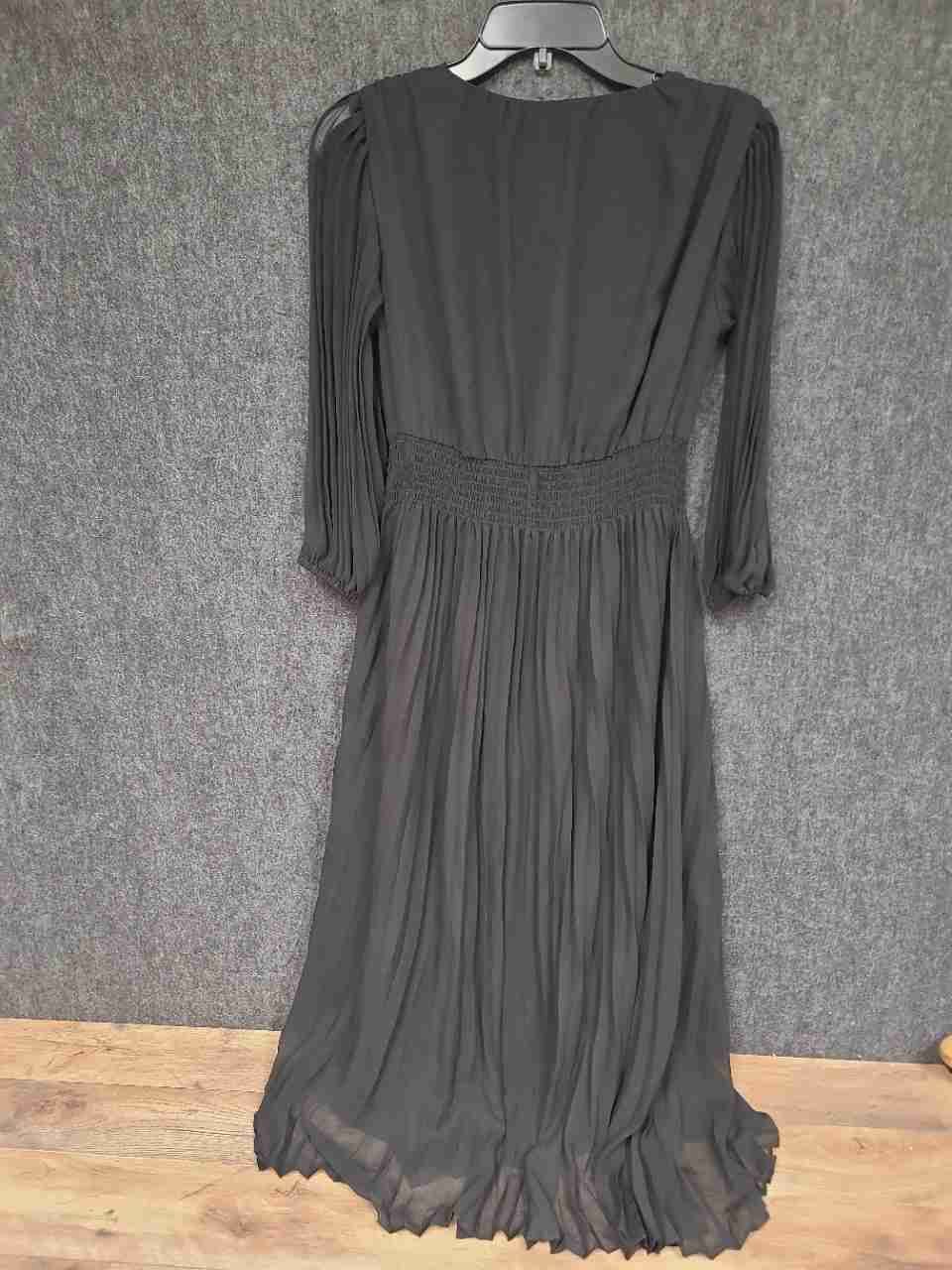 Taylor Women's Black Pleated Smocked Waist V-Neck Long Sleeve Dress Sz 2