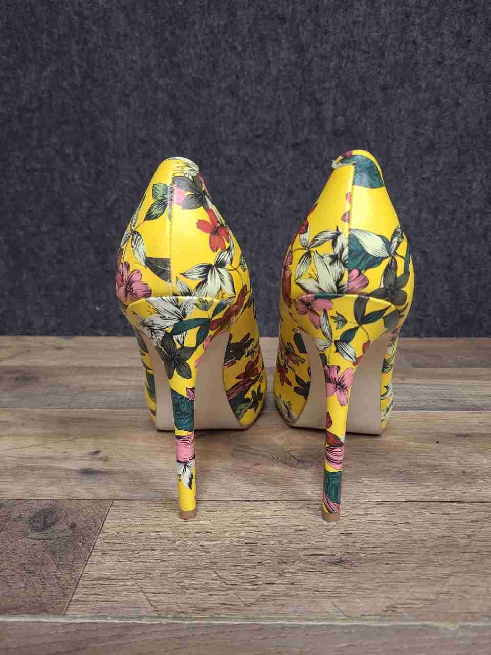 Guess Honora Yellow Floral Multi Peep Toe Platform Pumps Heels Size 10