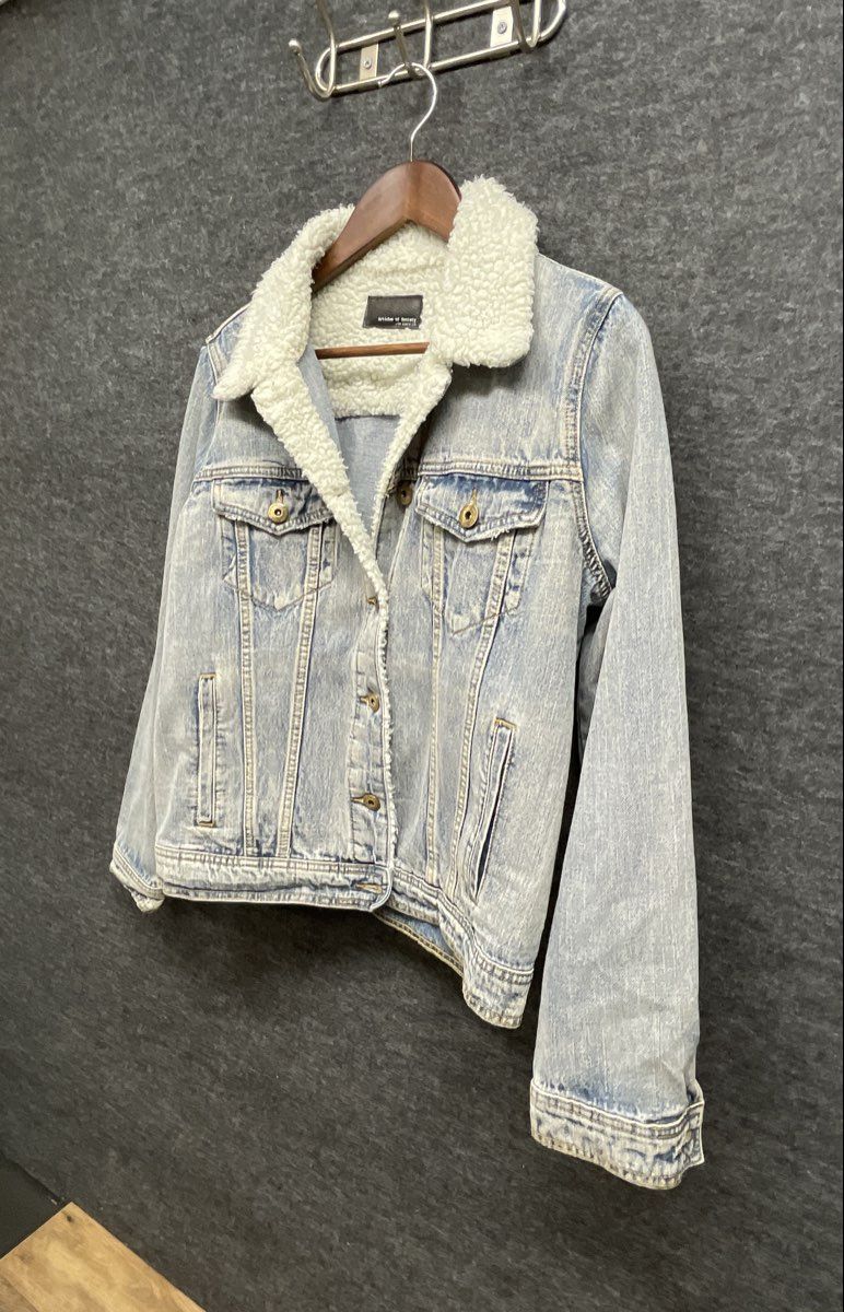 Articles of Society Women's Light Wash Sherpa Lined Denim Trucker Jacket Size L