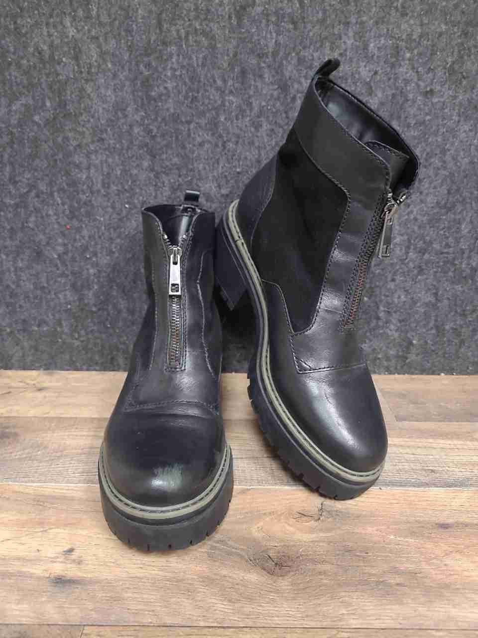 Naturalizer Black Leather Front Zip Lug Sole Platform Ankle Boots Size 10M