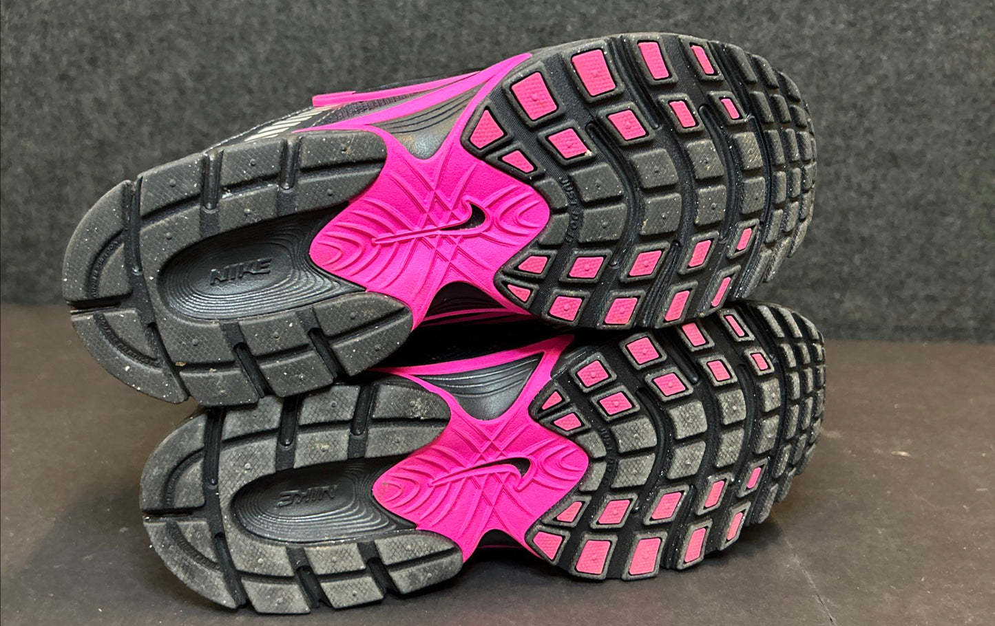 Nike Air Alvord 8 Black Vivid Pink Silver Running Shoes Women's Size 6.5