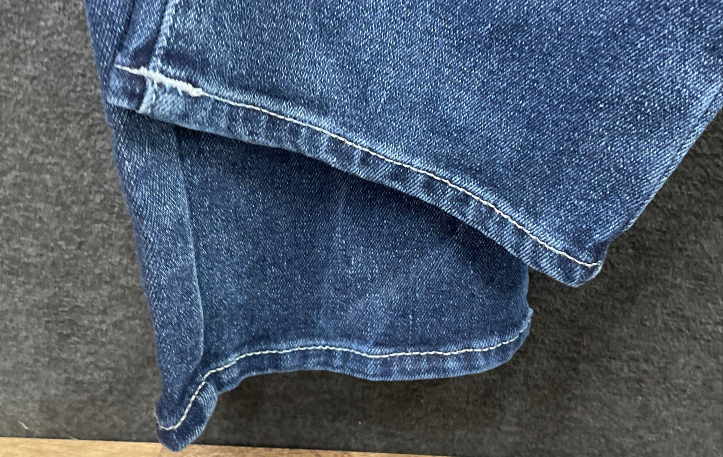 True Religion Men's Geno Relaxed Slim Jeans Blue Flap Pocket Size 34
