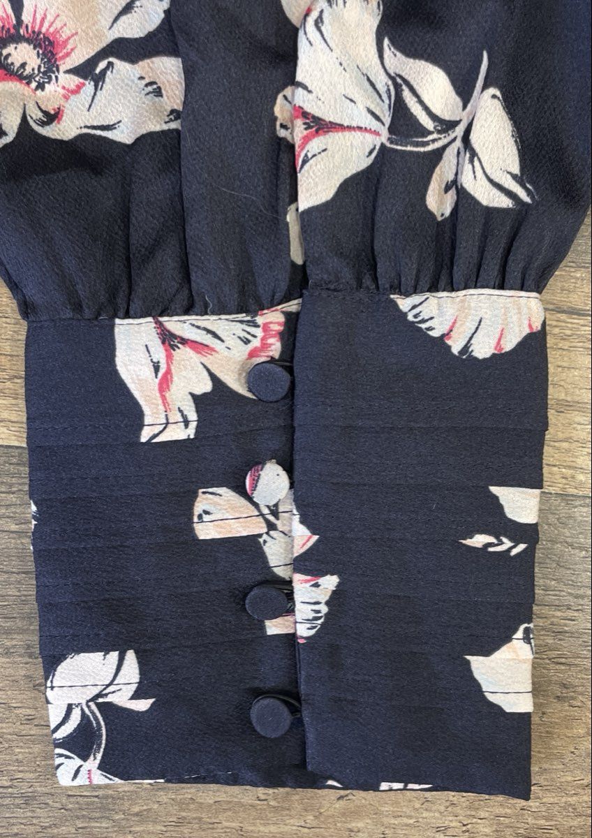 Ann Taylor Women's Navy Blue Floral Long Sleeve Blouse Pleated Cuffs Size XL