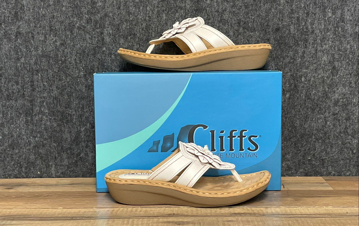 Cliffs by White Mountain Cynthia White Floral Wedge Thong Sandals Size 8 M