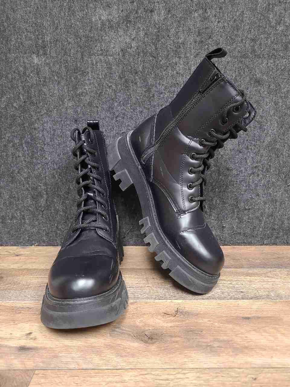 Levi's Women's Black Platform Combat Boots Side Zip Chunky Sole Size 10