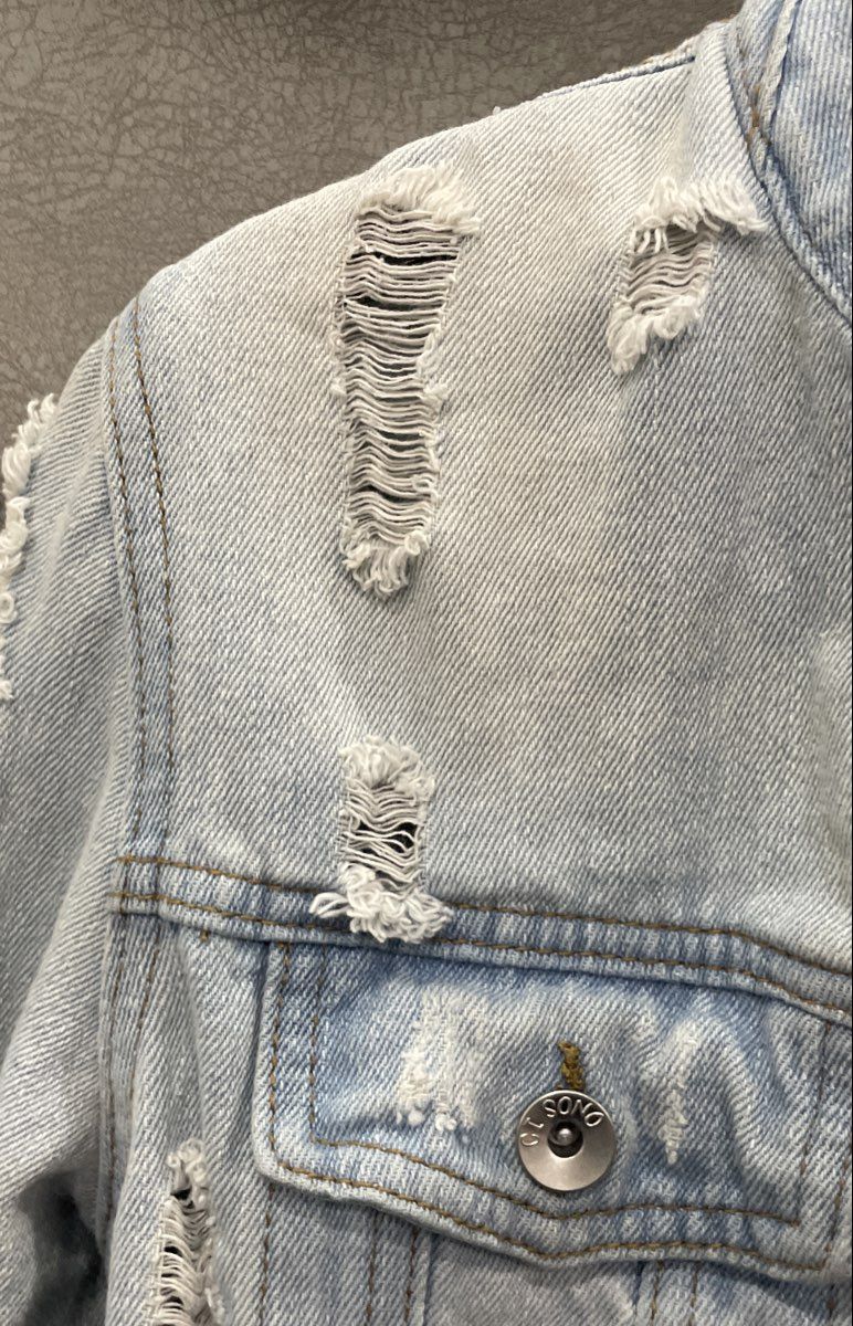Ci Sono Women's Light Wash Distressed Ripped Denim Jean Jacket Sz M
