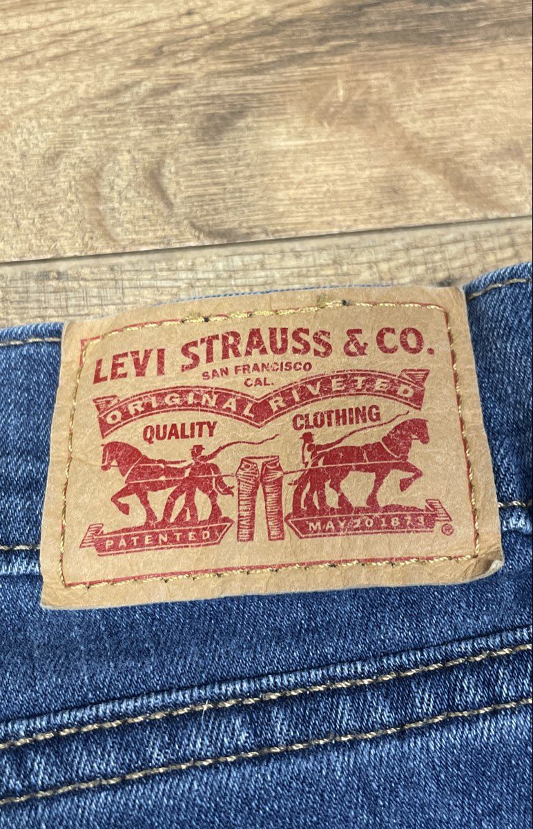 Levi's Women's Blue Stretch Straight Leg Cropped Jeans Sz 32