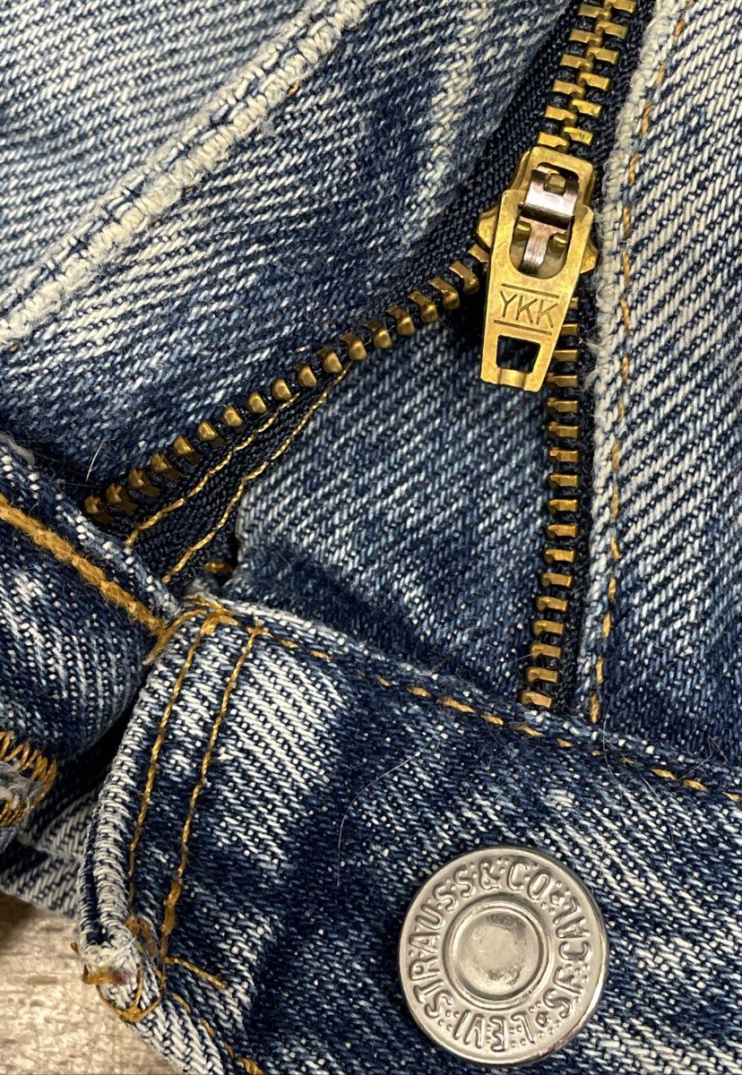 Vintage 90s Levi's Men's Light Wash Blue Denim Jeans Sz 42x32