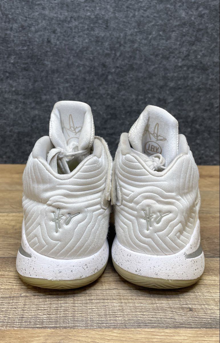 Nike Kyrie 2 Light Bone Reflect Silver Basketball Shoes Kids Size 7Y