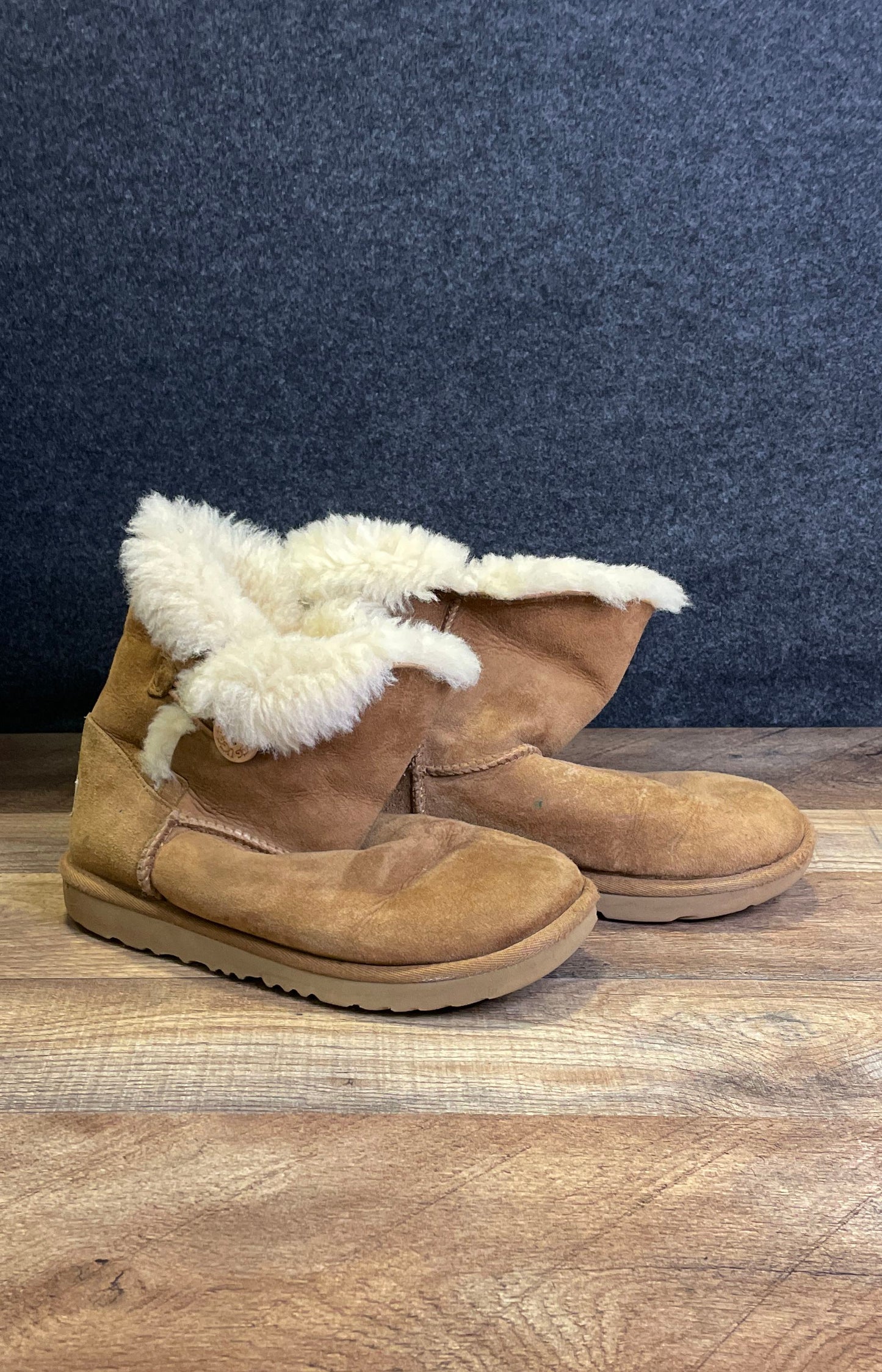 UGG Bailey Button II Chestnut Sheepskin Boots Women's Size 4