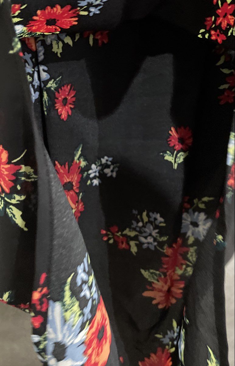 Chelsea and Theodore Women's Black Floral Short Sleeve Blouse Top Sz M