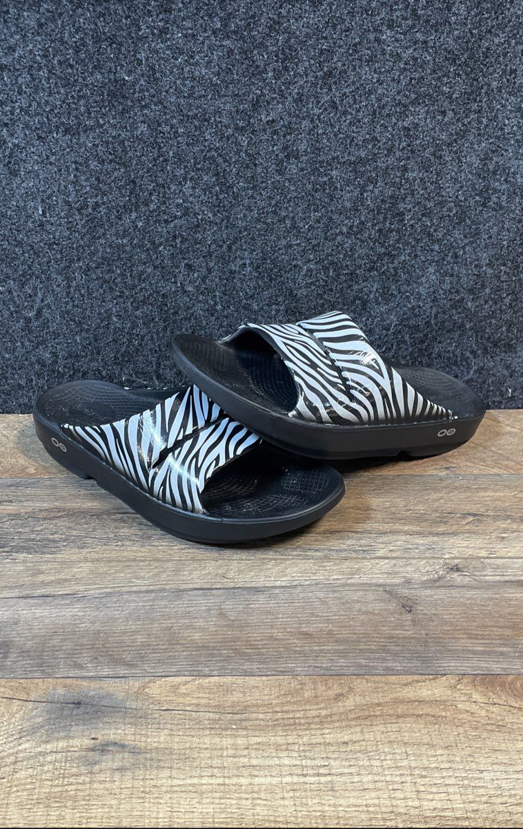 Oofos OOOlala Luxe Black Zebra Print Recovery Slide Sandals Women's Size 9
