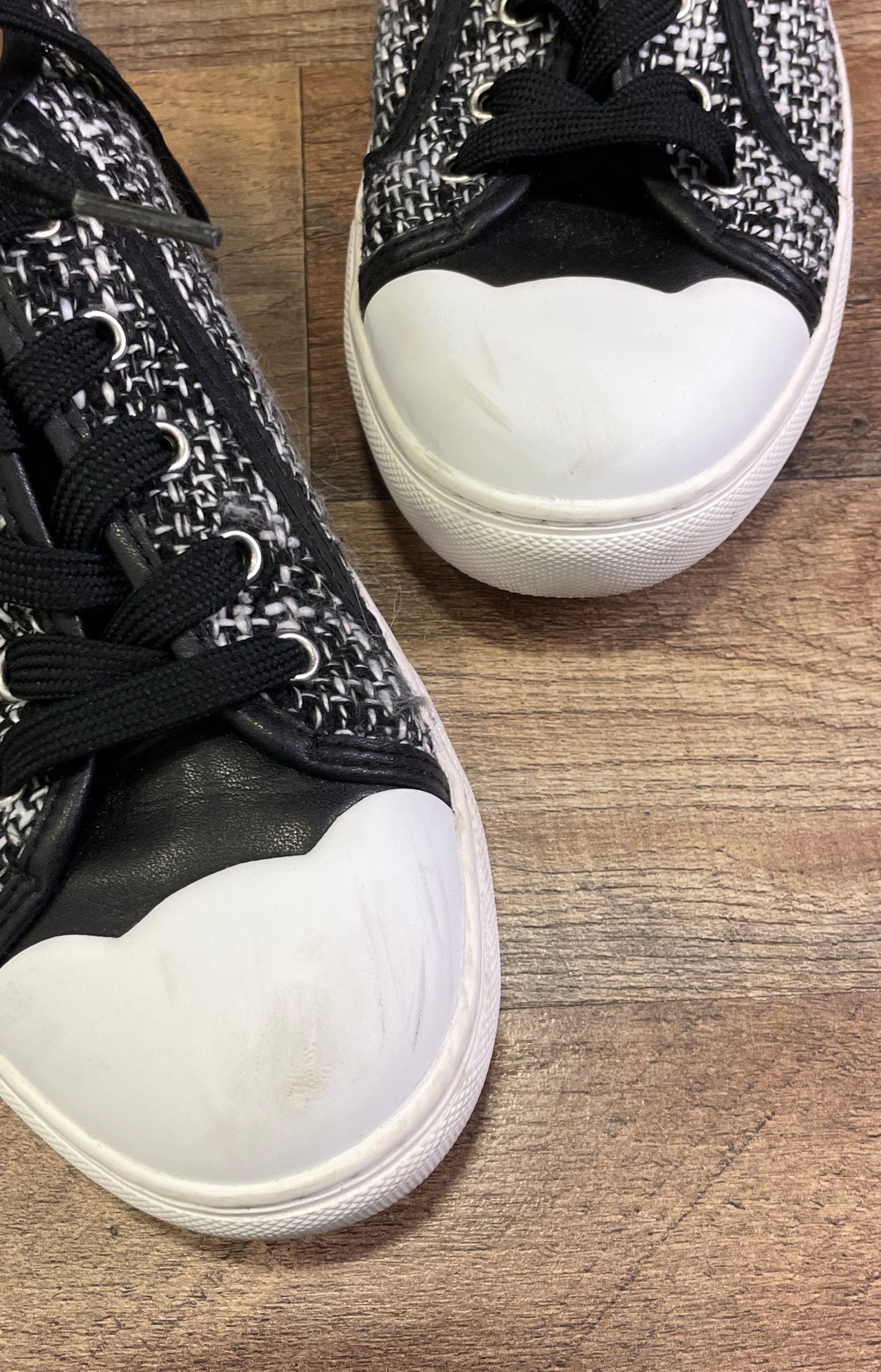 Kate Spade New York Avery Black White Tweed Scallop Sneakers Women's Size 8B