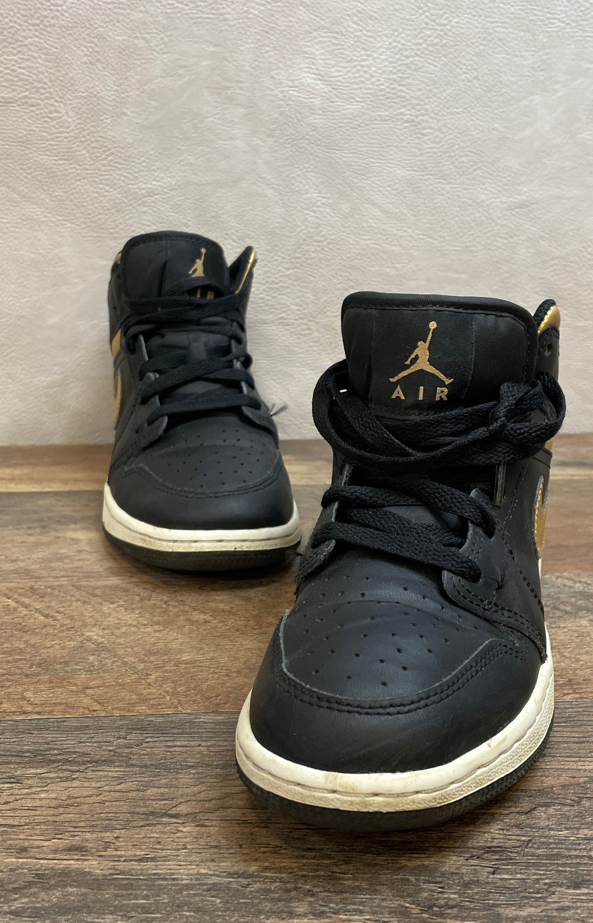 Nike Air Jordan 1 Mid Black Metallic Gold GS Sneakers DQ8423-071 Size 4Y