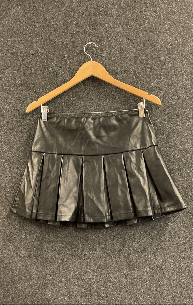 Windsor Women's Black Faux Leather Pleated Mini Skirt Sz M Knife Pleat Yoke