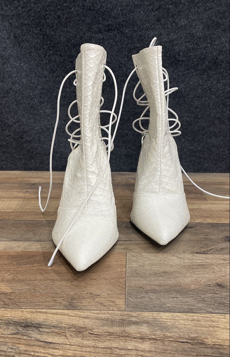 Fashion Nova White Scale Textured Lace-Up Back Pointed Toe Stiletto Boots Size 8