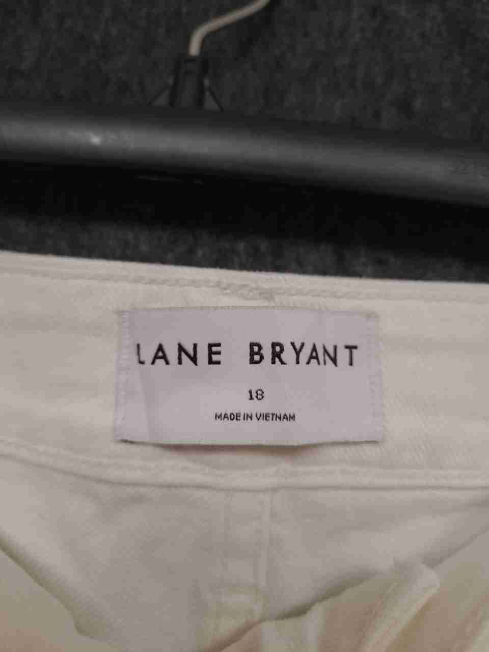 Lane Bryant Women's White Boyfriend Capri Pants Mid-Rise NWT Size 18