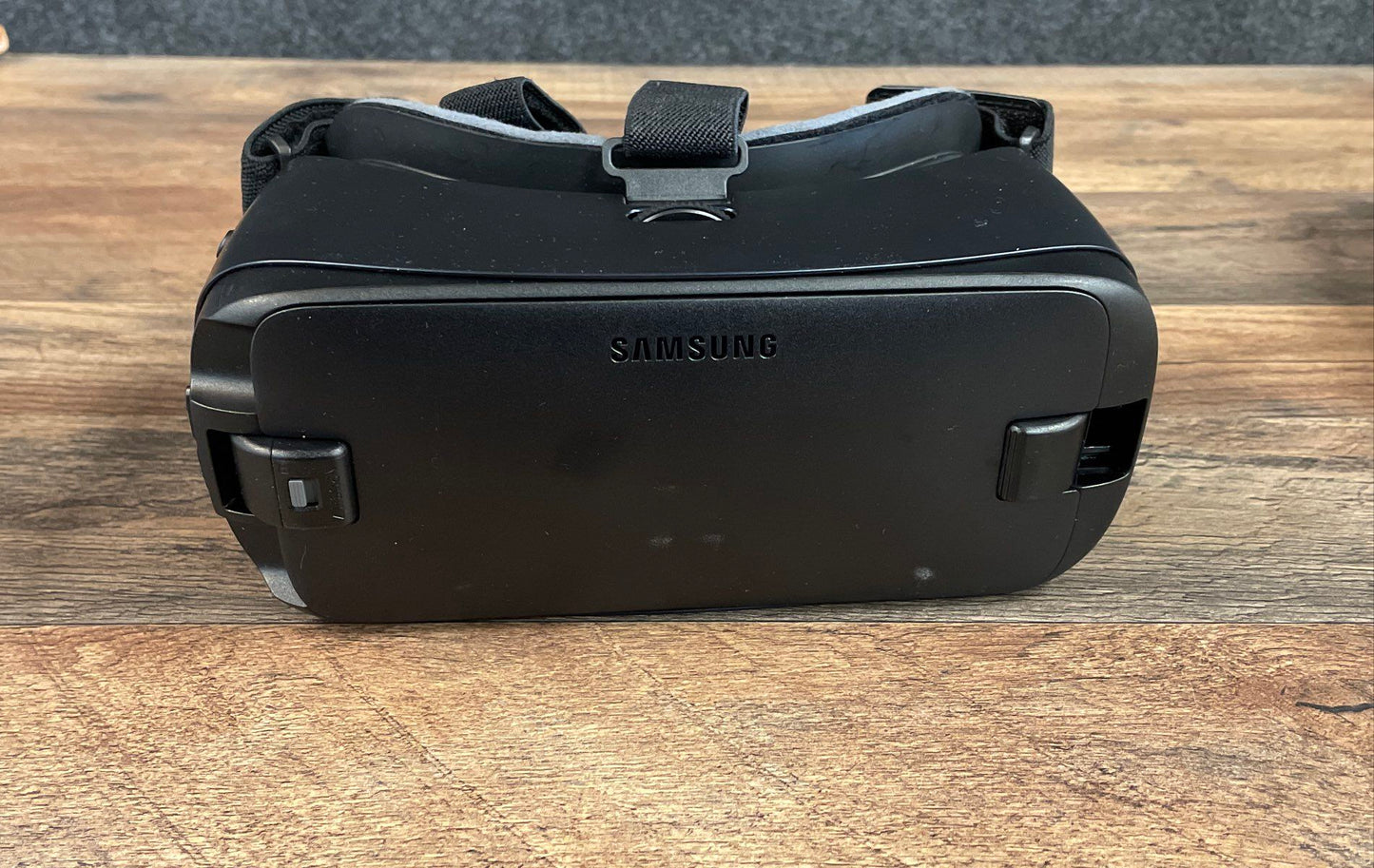 Samsung Gear VR Virtual Reality Headset Powered by Oculus with Box