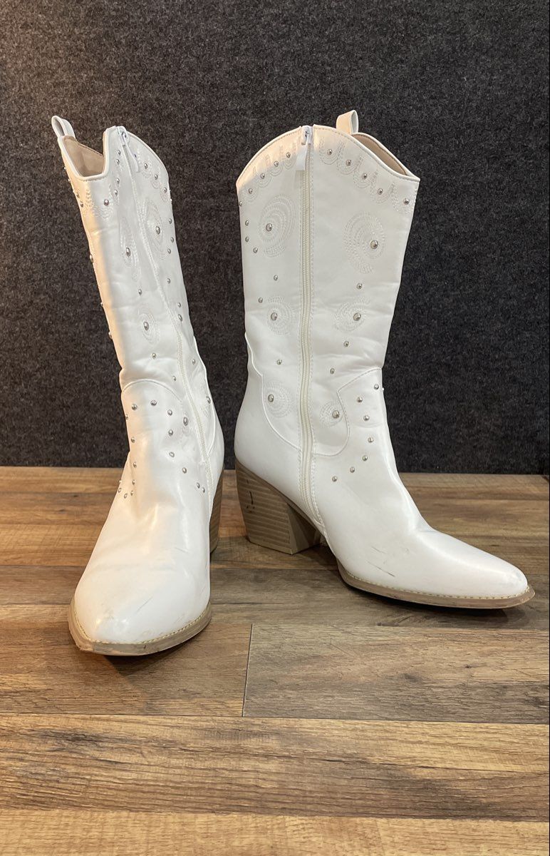 Dream Pairs White Studded Cowboy Western Mid Calf Boots Women's Size 9.5