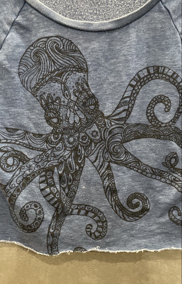 Tokyo Darling Women's Blue Octopus Graphic Raw Hem Raglan Crop Top Size M