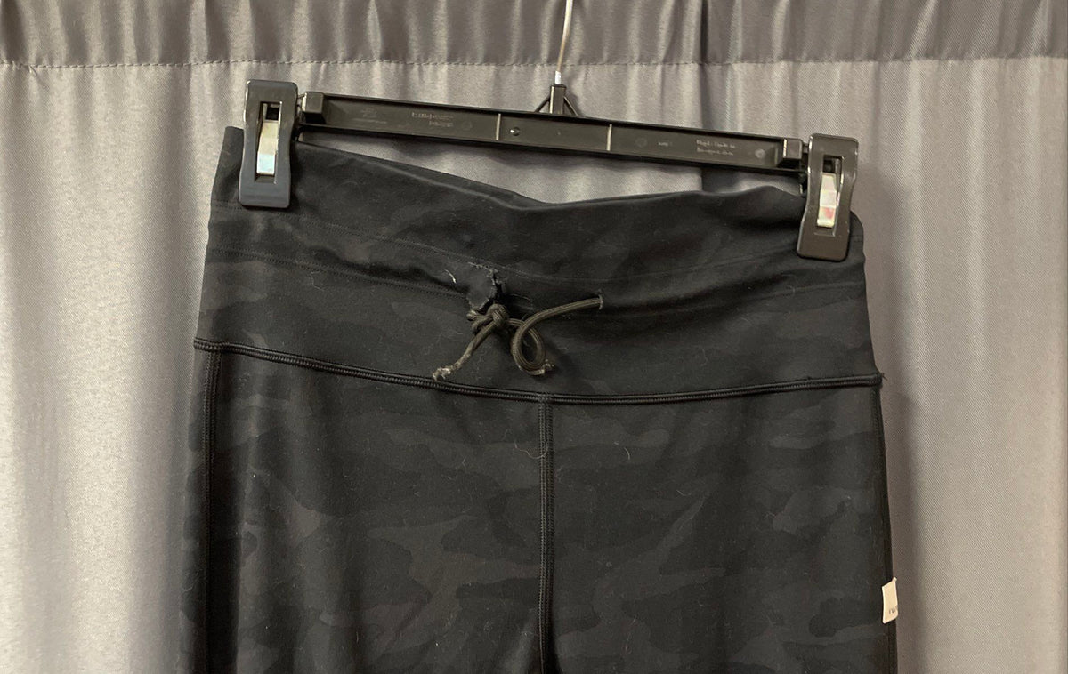 Vuori Women's Daily Legging Black Camo Drawstring Cuffed Logo Sz M
