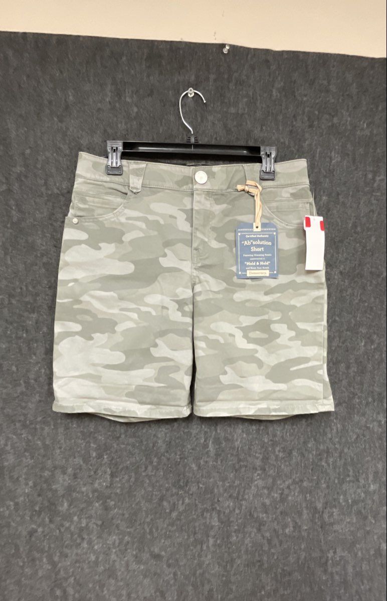 Democracy Women's "Ab"solution Camo Shorts Green Size 10 NWT