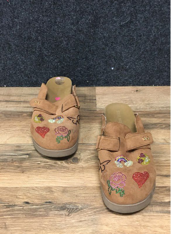 Steve Madden JPINE Tan Rhinestone Patch Faux Suede Clogs Mules Size 4