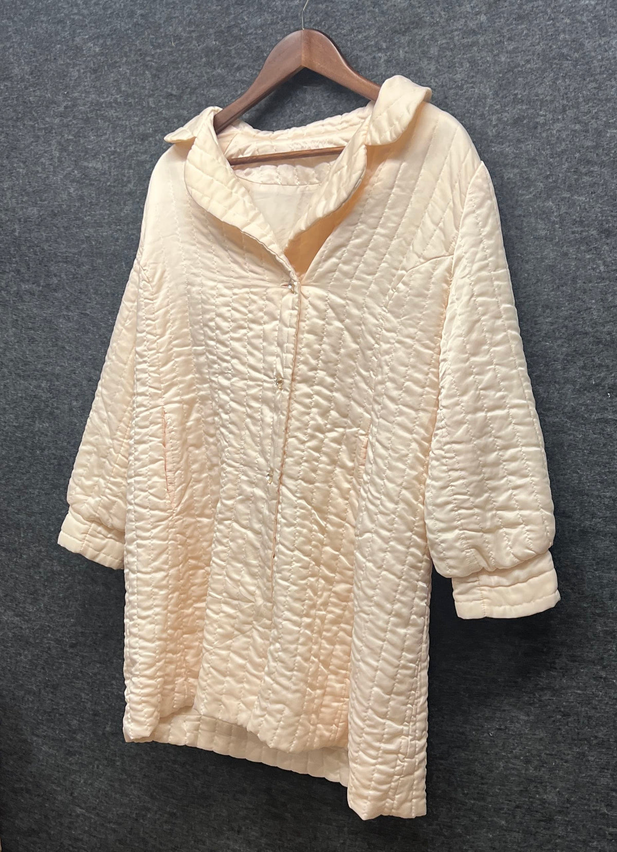 Vintage 70s Women's Peach Quilted Button Up Bed Jacket Robe Textured
