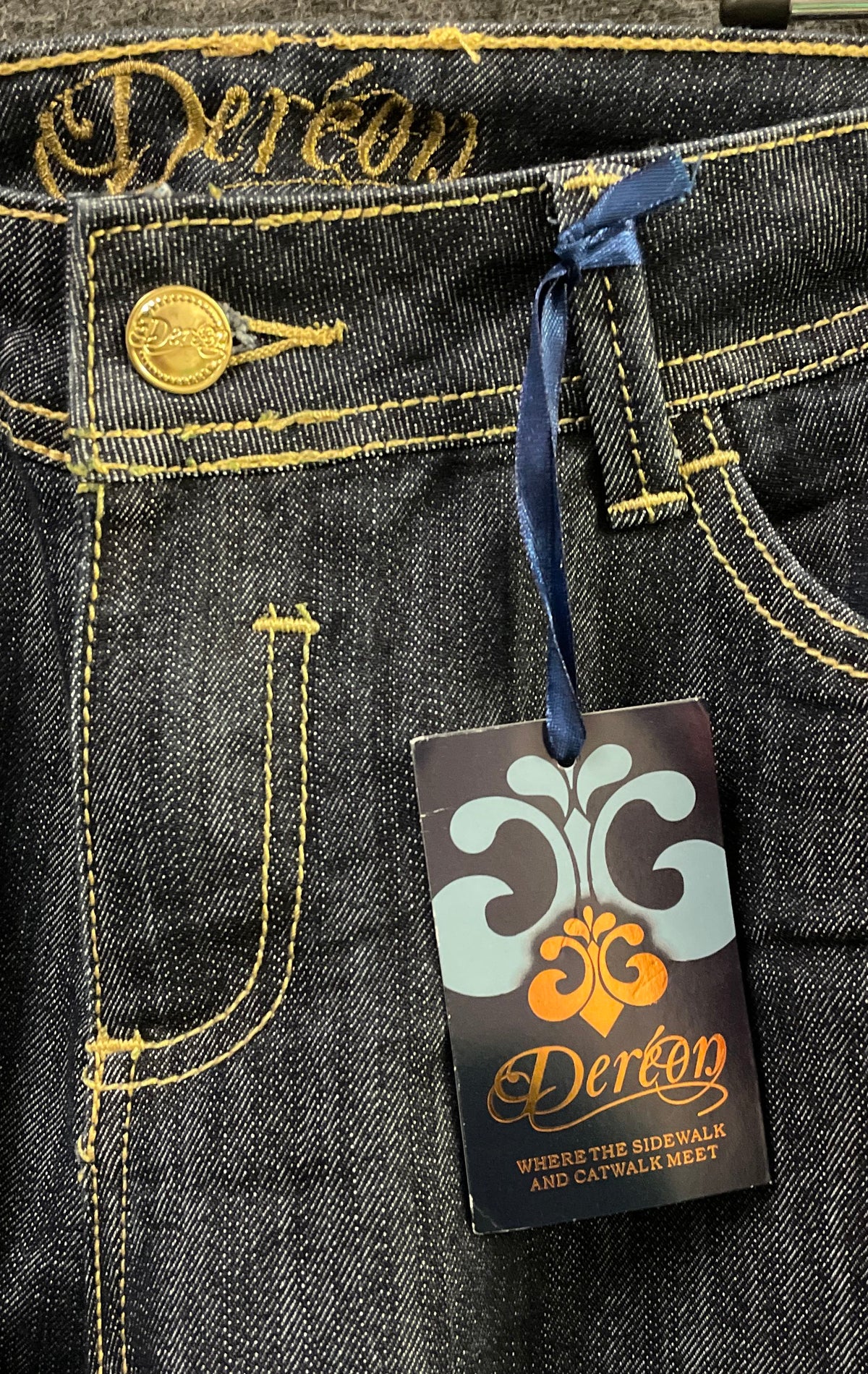 Dereon Women's Dark Blue Jeans Gold Embroidery Fleur-De-Lis NWT Sz 13/14