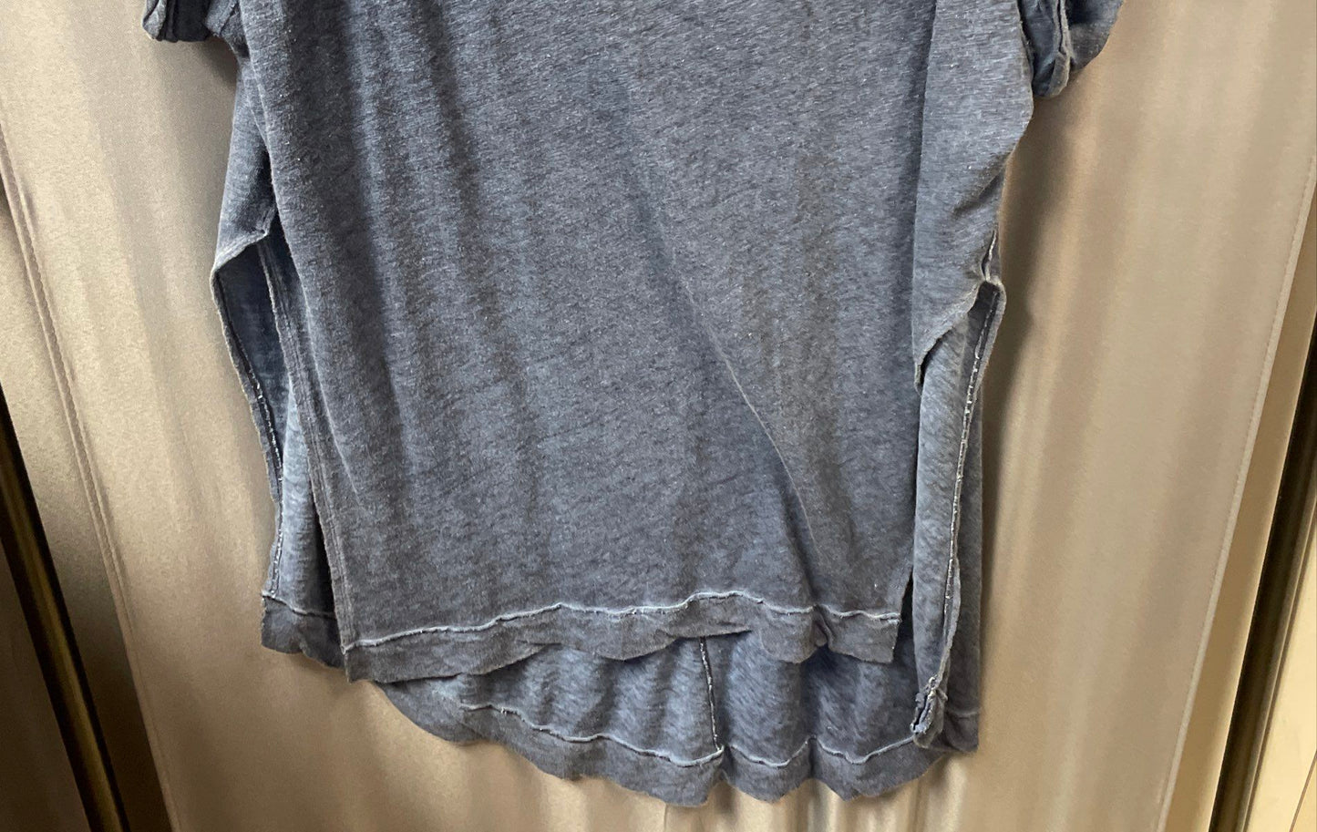 We The Free Women's Blue Linen Blend V-Neck Side Slit High-Low Top Sz XS
