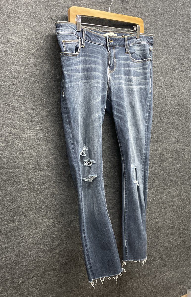 Daytrip Women's Blue Distressed Frayed Hem Jeans Sz 33 NWT