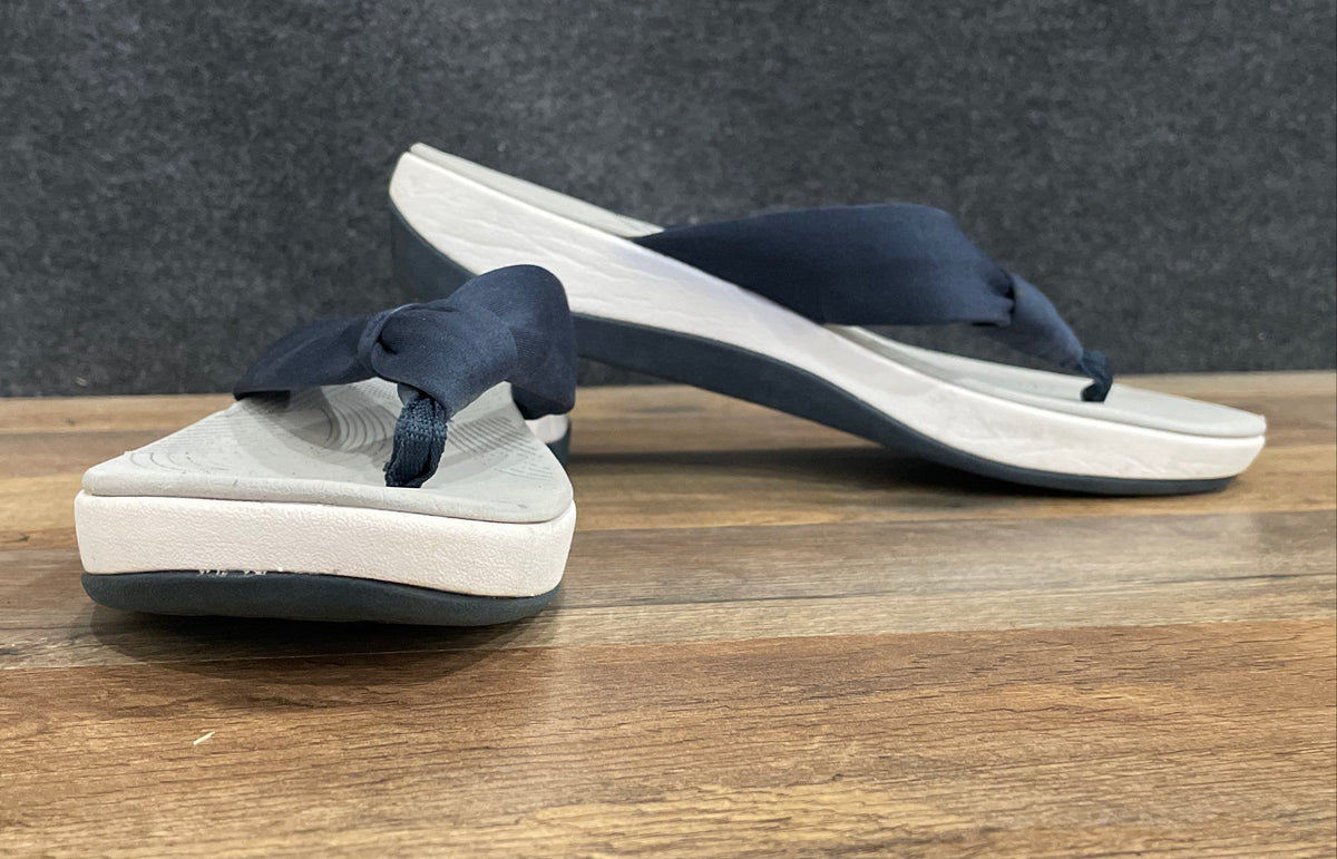 Clarks Cloudsteppers Navy Blue Grey Fabric Knotted Thong Sandals Size 11