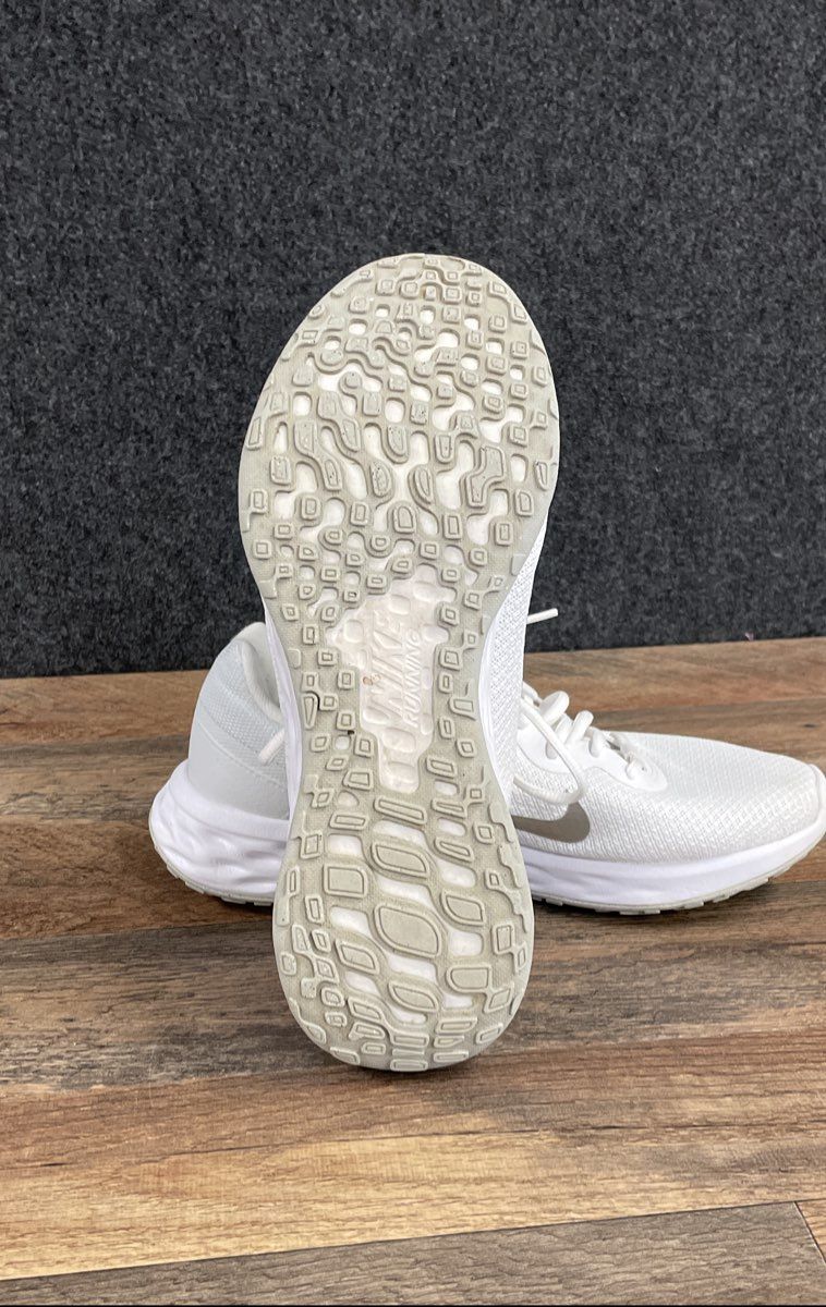 Nike Revolution 6 Next Nature White Metallic Silver Running Shoes Women's Sz 9.5