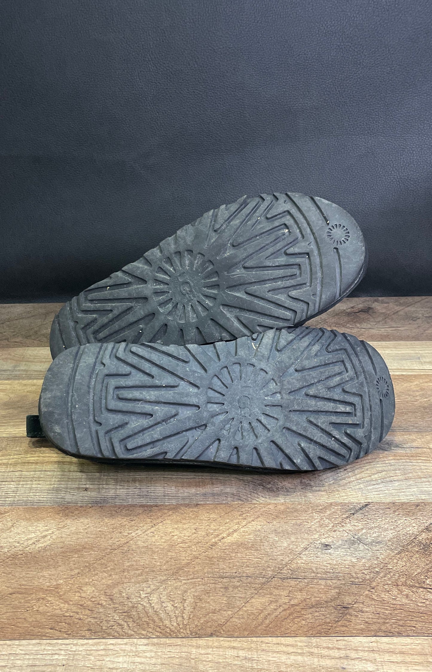 UGG Neumel Black Suede Sheepskin Lined Chukka Boots Men's Size 10 IOB