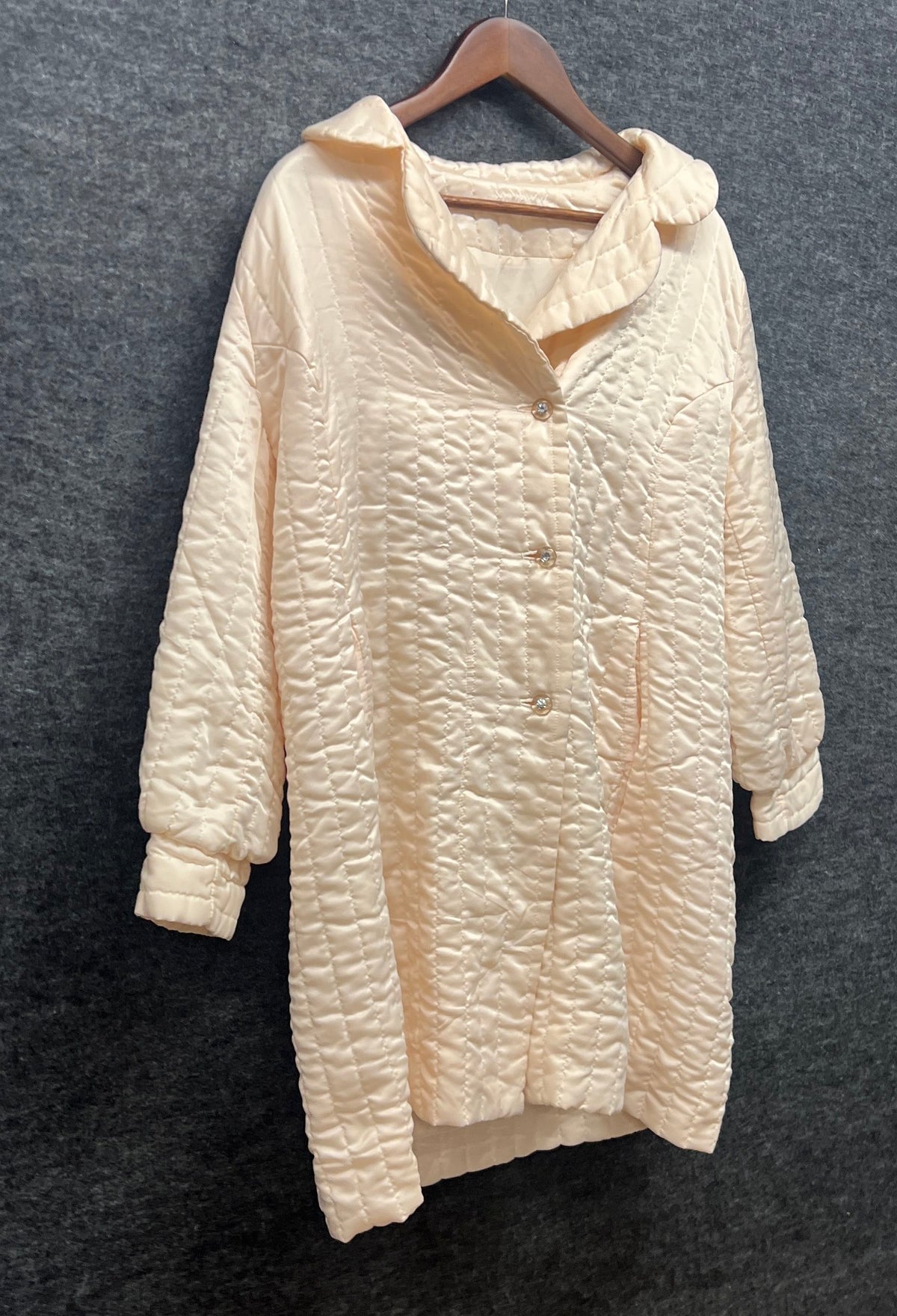 Vintage 70s Women's Peach Quilted Button Up Bed Jacket Robe Textured