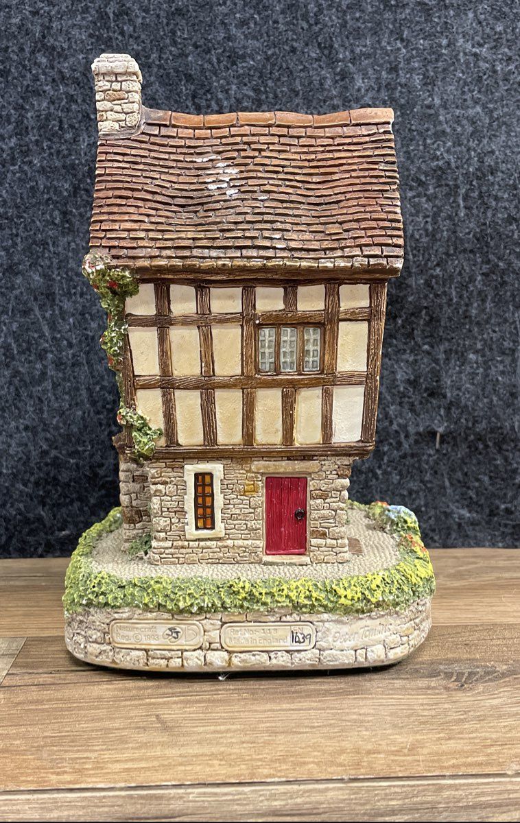 Peter Tomlins Memory Lane Cottages The Clock Tavern Miniature House Clock 1993
