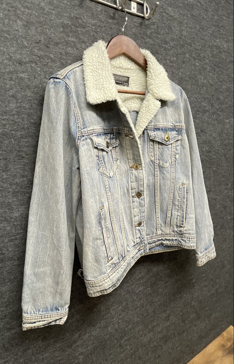 Articles of Society Women's Light Wash Sherpa Lined Denim Trucker Jacket Size L
