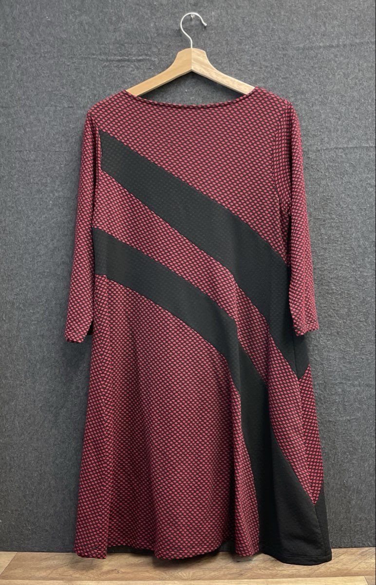 Signature by Robbie Bee Women's Red Black Textured Diagonal Stripe Dress Sz 1X