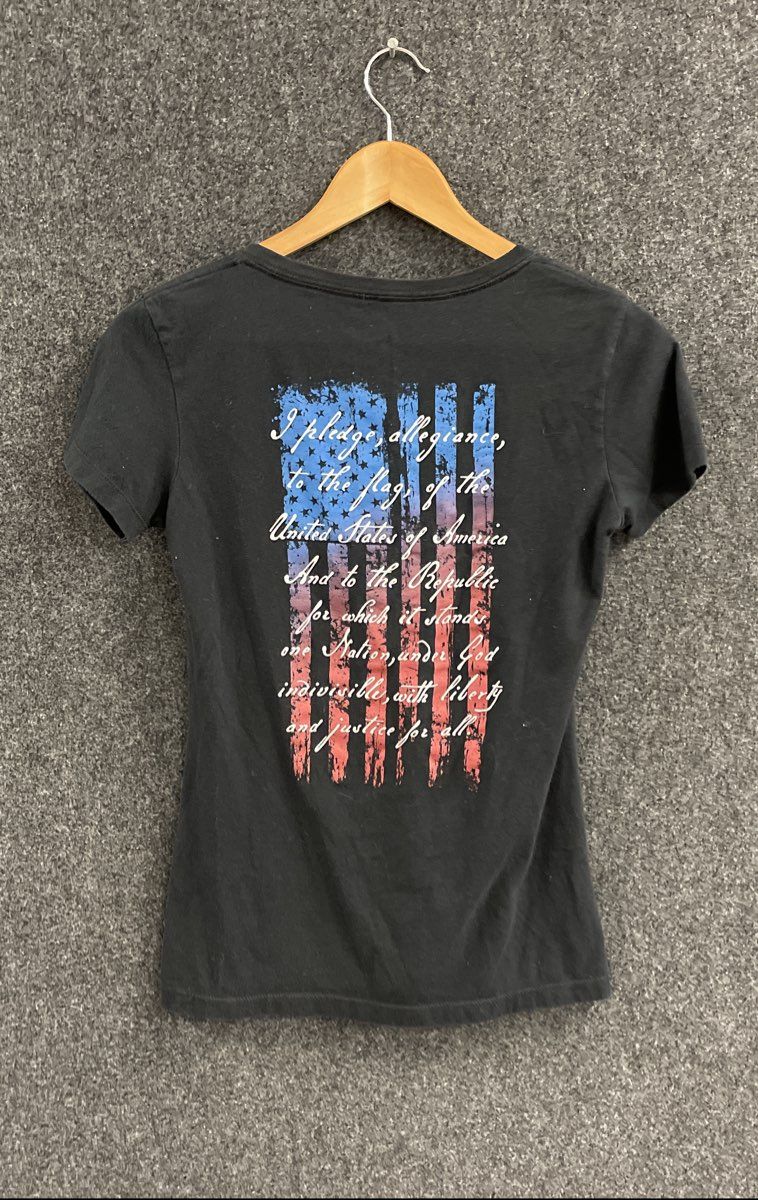 Howitzer Patriot Mfg American Flag Pledge of Allegiance V-Neck T-Shirt Sz L