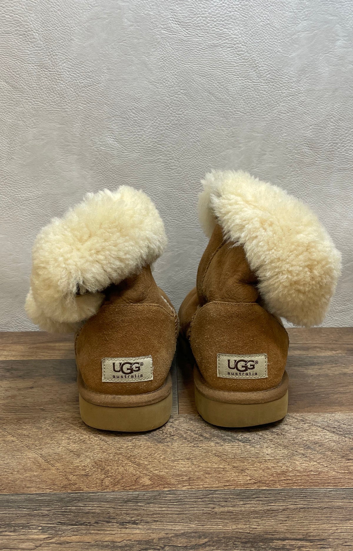 UGG Australia Bailey Button Chestnut Sheepskin Boots Women's Size 7