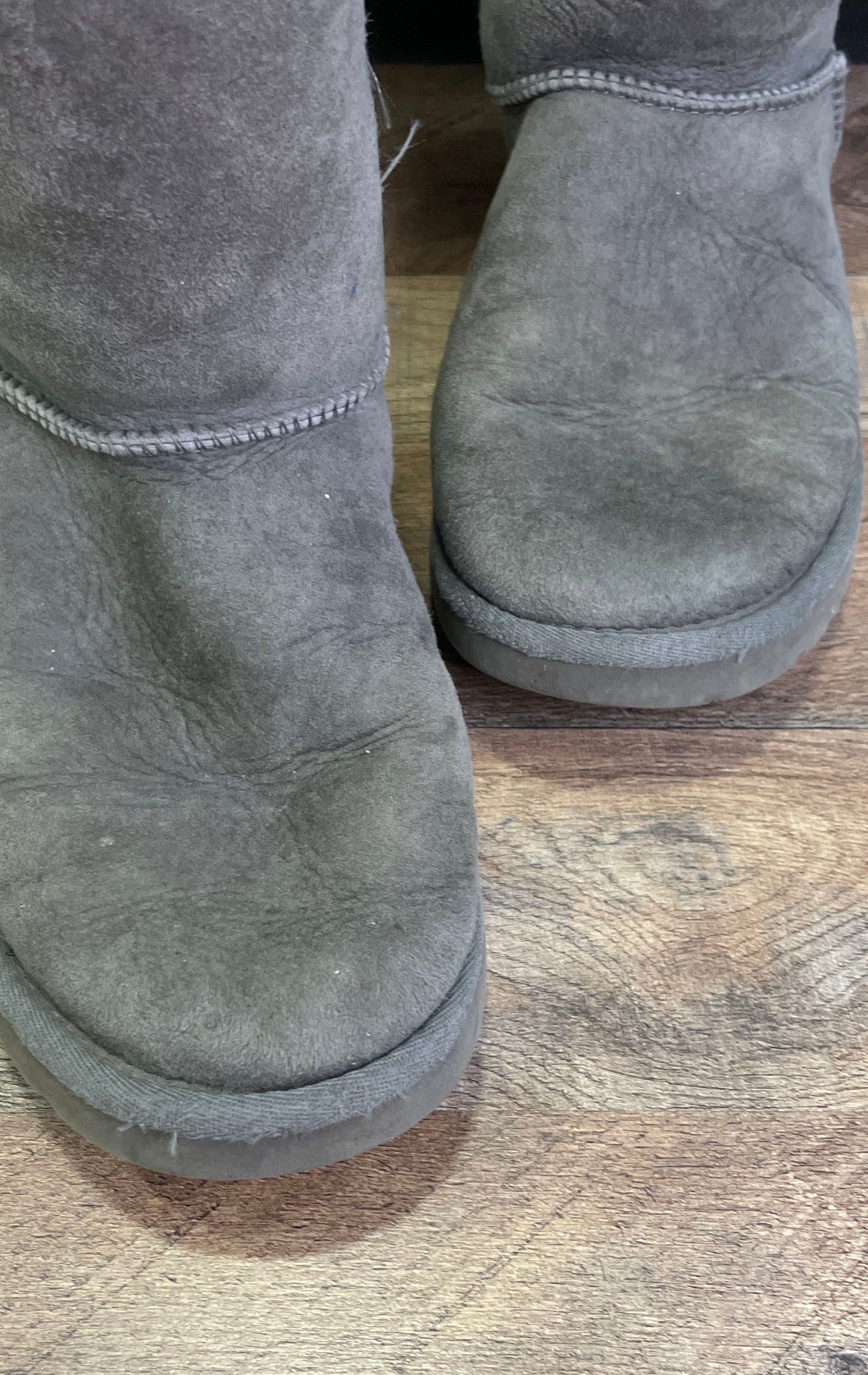 UGG Australia Bailey Button 5803 Grey Suede Sheepskin Boots Women's Size 8