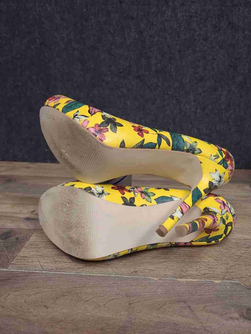 Guess Honora Yellow Floral Multi Peep Toe Platform Pumps Heels Size 10
